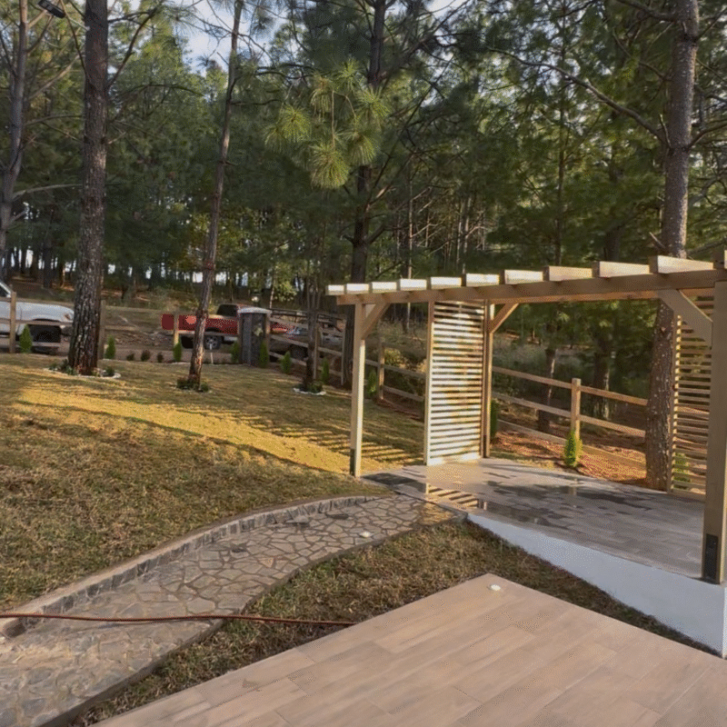 Área de descanso con 8m2, con pérgola de madera. - Image 2