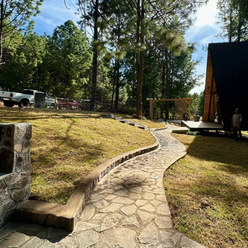 Caminos a distintas áreas elaborados de concreto y piedra, precio por m2.