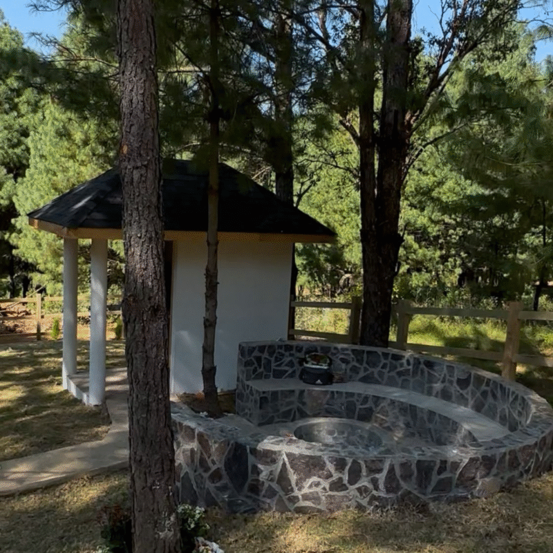 Fogatero con banca y firme forrados de piedra 11.5m2 - Image 3